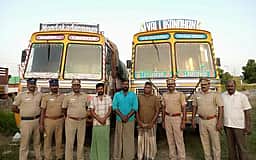 வண்டல் மண் கடத்திய 
2 லாரிகள் சிறைப்பிடிப்பு