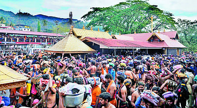 சபரிமலை கோயிலுக்கு அனைத்து வயது பெண்களும் செல்லலாம் என்ற நிலை தொடரும்: உச்ச நீதிமன்றம்