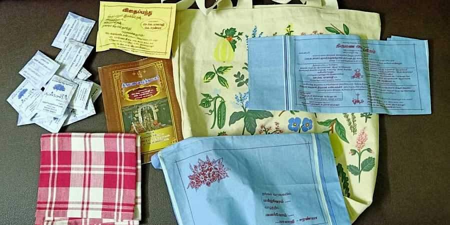 கைக்குட்டையில் திருமண அழைப்பிதழ்: காஞ்சிபுரம் துணை ஆட்சியரின் புதிய யோசனை..! சபாஷ்!!