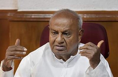 கா்நாடக அரசு திவாலாகி விட்டதால் வாக்குறுதி திட்டங்கள் நிறுத்தப்படும் அபாயம்: முன்னாள் பிரதமா் எச்.டி.தேவெ கௌடா