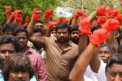 சிக்கல்கள் தீர்ந்தன: சங்கத் தமிழன் படம் இன்று வெளியானது!