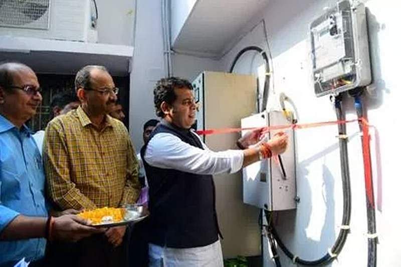 மற்ற அமைச்சர்களுக்கு முன்மாதிரியான உ.பி மின்துறை அமைச்சர்!