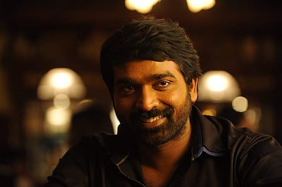 கேக் வெட்டி ரசிகரின் பிறந்தநாளை கொண்டாடிய விஜய் சேதுபதி