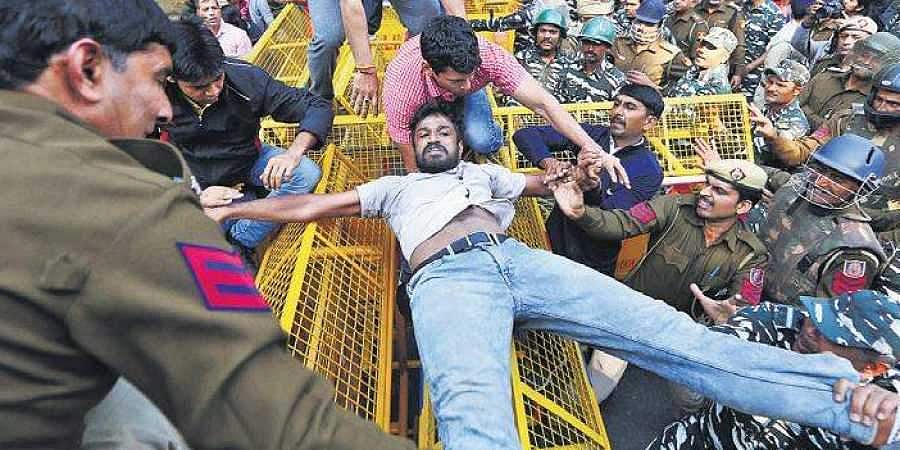 போராடும் ஜேஎன்யு மாணவர்களில் 58 சதவீதம் பேர் வறுமை கோட்டை சேராதவர்கள்: வெளியானது ஆய்வறிக்கை