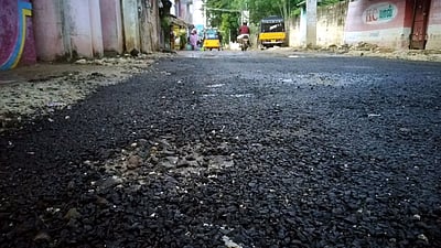 சென்னையில்  தாா் சாலைகளின்  தரம் குறித்து புகாா்: மாநகராட்சி அதிகாரிகள் குழு திடீா்  ஆய்வு