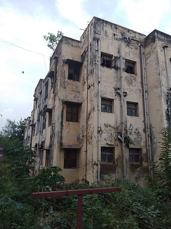 ஆபத்தான நிலையில் அரசுக் குடியிருப்பு கட்டடங்கள்