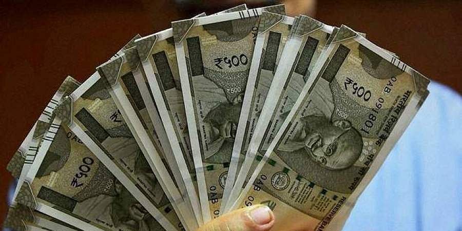 கொல்கத்தாவில் கொட்டிய பணமழை: ஜன்னல் வழியாக வீசப்பட்ட 2000, 500, 100 ரூபாய் நோட்டுகள்