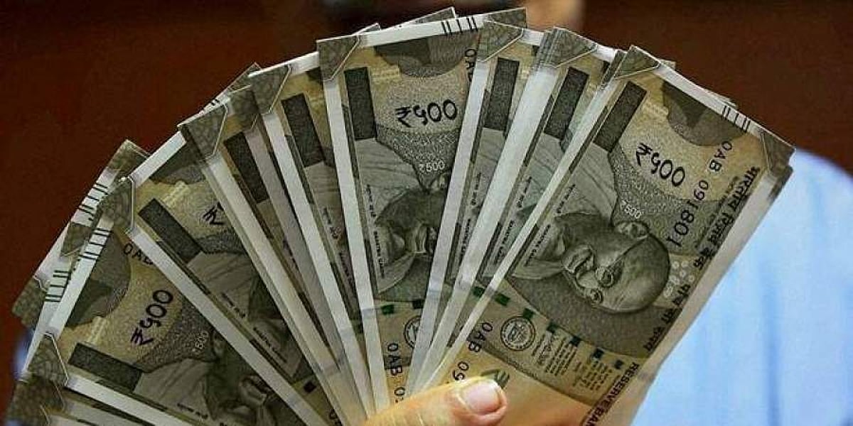 கொல்கத்தாவில் கொட்டிய பணமழை: ஜன்னல் வழியாக வீசப்பட்ட 2000, 500, 100 ரூபாய் நோட்டுகள்