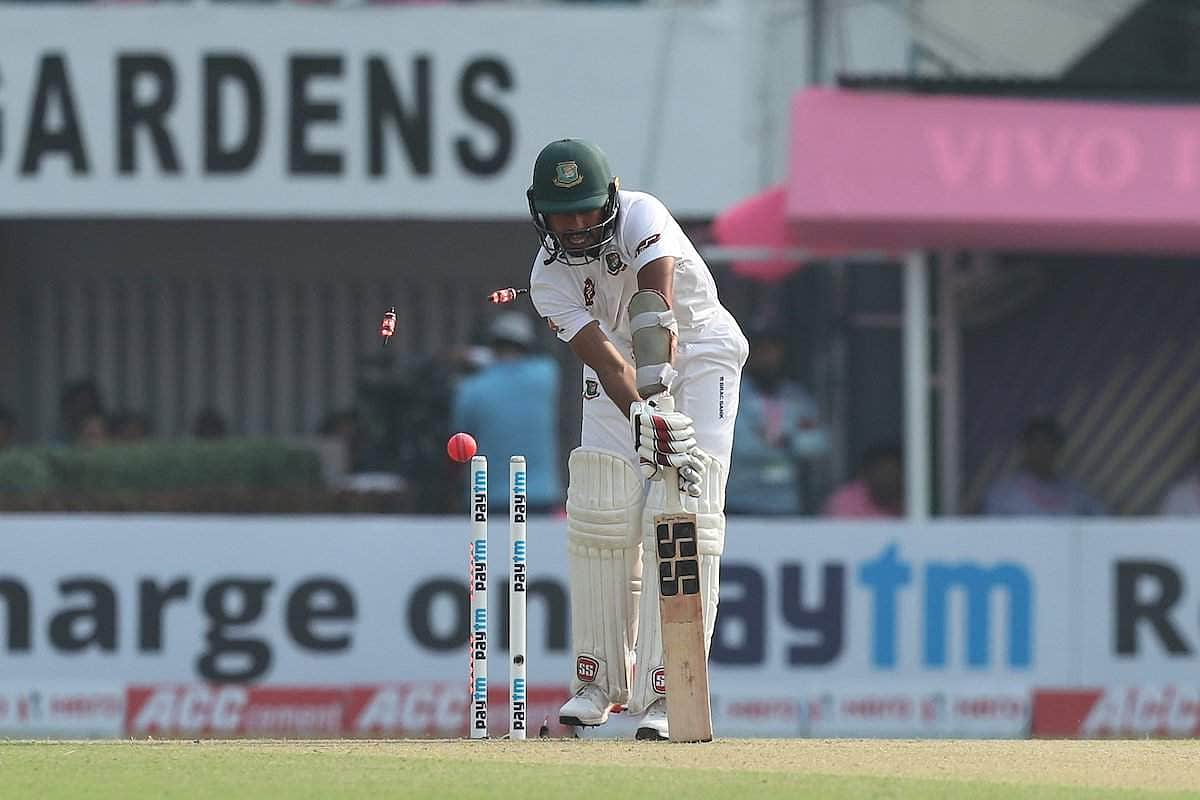 கொல்கத்தா பகலிரவு டெஸ்ட்: அசத்தி வரும் இந்தியப் பந்துவீச்சாளர்களும் விக்கெட் கீப்பர் சஹாவும்!