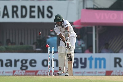 கொல்கத்தா பகலிரவு டெஸ்ட்: அசத்தி வரும் இந்தியப் பந்துவீச்சாளர்களும் விக்கெட் கீப்பர் சஹாவும்!