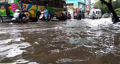 சென்னையில் கொட்டித் தீா்த்த மழை - தேங்கிய நீரை விரைந்து வெளியேற்றிய மாநகராட்சி