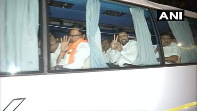 அமைச்சர் பதவி வழங்குவதாக ஆசை காட்டும் அஜித்: வேறு ஹோட்டலுக்கு மாற்றப்படும் என்சிபி எம்எல்ஏ-க்கள்!