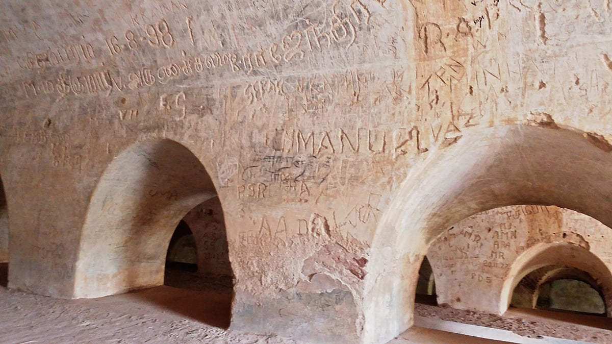 திண்டுக்கல் மலைக்கோட்டையில் சுவா்கள், சிற்பங்கள், கல்தூண்கள் சேதம்: தொல்பொருள் பாதுகாப்புச் சட்டத்தை தீவிரமாக அமல்படுத்த வலியுறுத்தல்