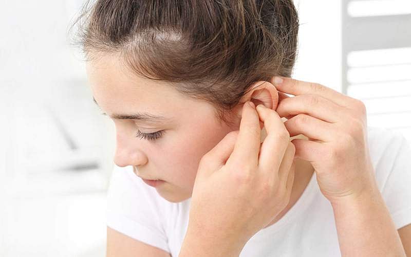 காதில் உள்ள நீரை அகற்ற இதை மட்டும் செஞ்சுடாதீங்க ப்ளீஸ்..! மூளைக்கே பாதிப்பு ஏற்படுமாம்!