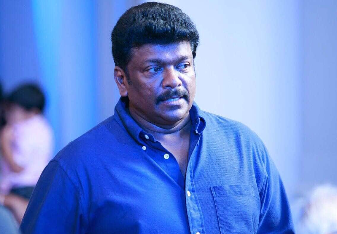 இயக்குனர் பார்த்திபனின் காலில் விழுந்த ரசிகர்!