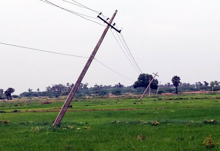 மேட்டூரில் கனமழை: மின்கம்பங்கள் சாய்ந்து வீடுகள் சேதம்