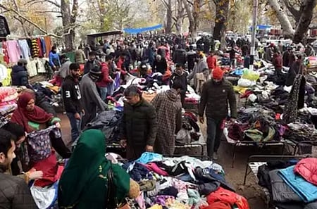 ஸ்ரீநகா் வாரச்சந்தையில் அலைமோதிய கூட்டம்