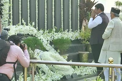 26/11 வீரமரணமடைந்த காவல்துறையினர் நினைவிடத்தில் முதல்வர் ஃப்டனவீஸ், ஆளுநர் கோஷியாரி மரியாதை