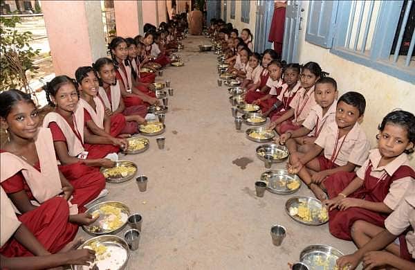 பள்ளிகளில் மதிய உணவு சாப்பிட்ட 930க்கும் மேற்பட்ட குழந்தைகளுக்கு உடல்நலபாதிப்பு! - மத்திய அரசின் புள்ளி விபரம் இது..