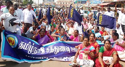 இன்று முதல் வேலைநிறுத்தம்: 
சத்துணவுப் பணியாளா்கள் அறிவிப்பு