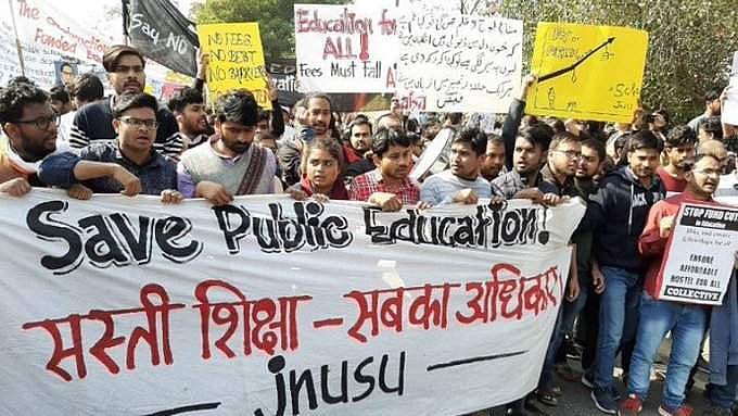 கட்டண உயர்வு எதிரொலி: மனிதச்சங்கிலி போராட்டத்தில் ஈடுபட்ட ஜவஹர்லால் நேரு பல்கலை. மாணவர்கள்!