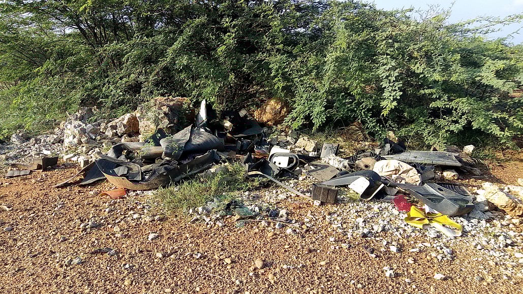 பாதுகாக்கப்பட்ட பகுதிக்குள் கொட்டி எரிக்கப்படும் குப்பைகள்