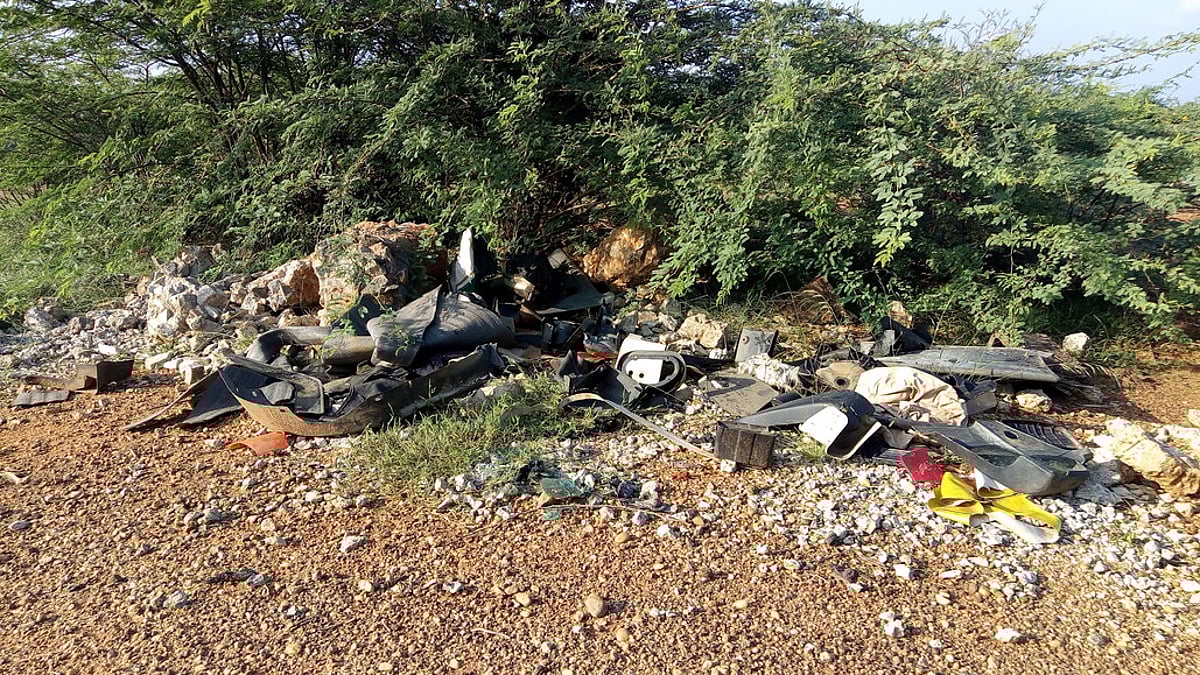 பாதுகாக்கப்பட்ட பகுதிக்குள் கொட்டி எரிக்கப்படும் குப்பைகள்