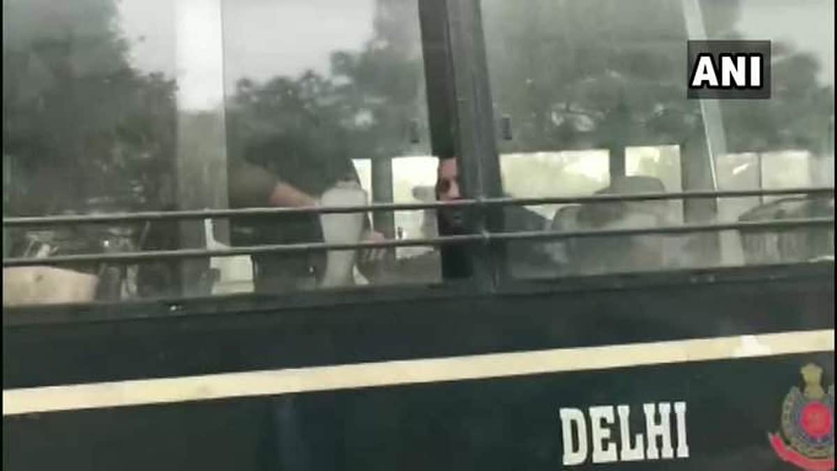 பிரக்யா சிங் தாகூருக்கு எதிராக போராட்டம் நடத்திய காங்கிரஸ் ஆதரவாளர் கைது!