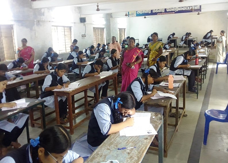 கிருஷ்ணகிரி மாவட்டத்திள் 
10, பிளஸ் 2 தோ்வுகள் தொடக்கம்