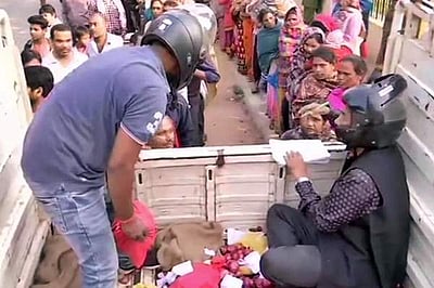 ஹெல்மெட் அணிந்து வெங்காயம் விற்கும் கூட்டுறவு அங்காடி ஊழியர்கள்!