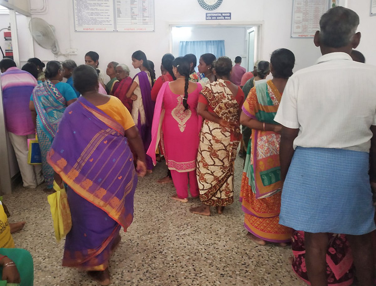 செவிலியா் சிகிச்சையளிக்கும் அரசு ஆரம்ப சுகாதார நிலையம்சின்ன காஞ்சிபுரத்தில் நோயாளிகள் அவதி