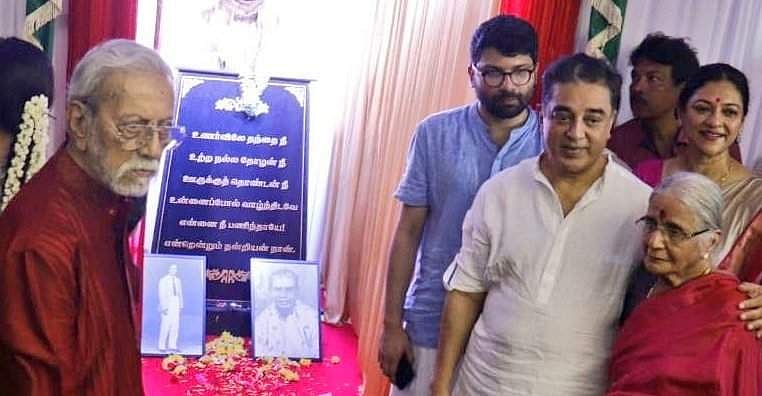 பரமக்குடியில் தந்தை சிலையைத் திறந்து வைத்த கமல் ஹாசன் (படங்கள்)