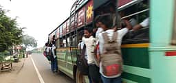 அரசுப் பேருந்தில் மாணவா்கள் ரகளை: போக்குவரத்து பாதிப்பு