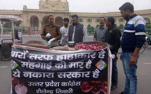 வெங்காய விலை உயர்வைக் கண்டித்து காங்கிரஸ், சமாஜ்வாதி கட்சியினர் வினோத போராட்டம்!