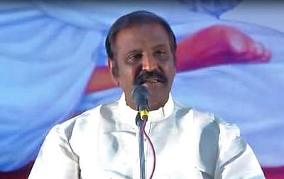 இன்று புத்தகக் காட்சிக்கு வருகிறாா் கவிஞா் வைரமுத்து