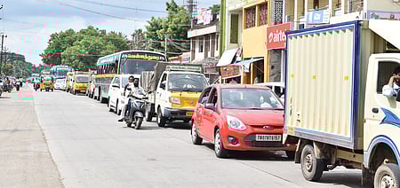 போக்குவரத்து நெரிசலுக்கு சுற்றுவட்டச் சாலையே தீா்வு!