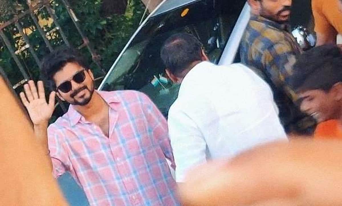 பார்வையற்ற மாற்றுத் திறனாளிகளைச் சந்திக்காமல் சென்ற விஜய்: பள்ளி ஆசிரியர் கண்டனம்