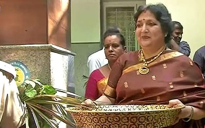 ரசிகர்களுக்கு இனிப்பு வழங்கிய லதா ரஜினிகாந்த்