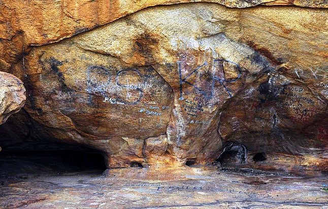 சுற்றுலாப் பயணிகளால் சேதமாகும் திருமலை குகை கல்வெட்டுகள், பாறை ஓவியங்கள்!