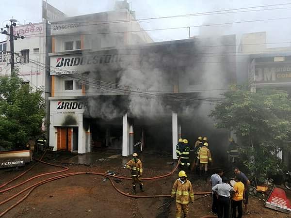 திருச்சி டயர் குடோனில் தீ விபத்து