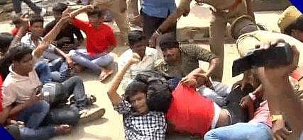 குடியுரிமை சட்டம்: தில்லி மாணவர்களுக்கு ஆதரவாக போராட்டத்தில் குதித்த தமிழக மாணவர்கள்!