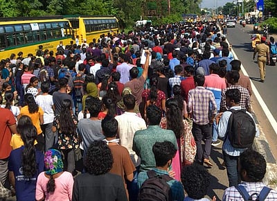 குடியுரிமை திருத்தச் சட்டம்: புதுச்சேரி பல்கலை. மாணவர்கள் சாலை மறியல் போராட்டம்!