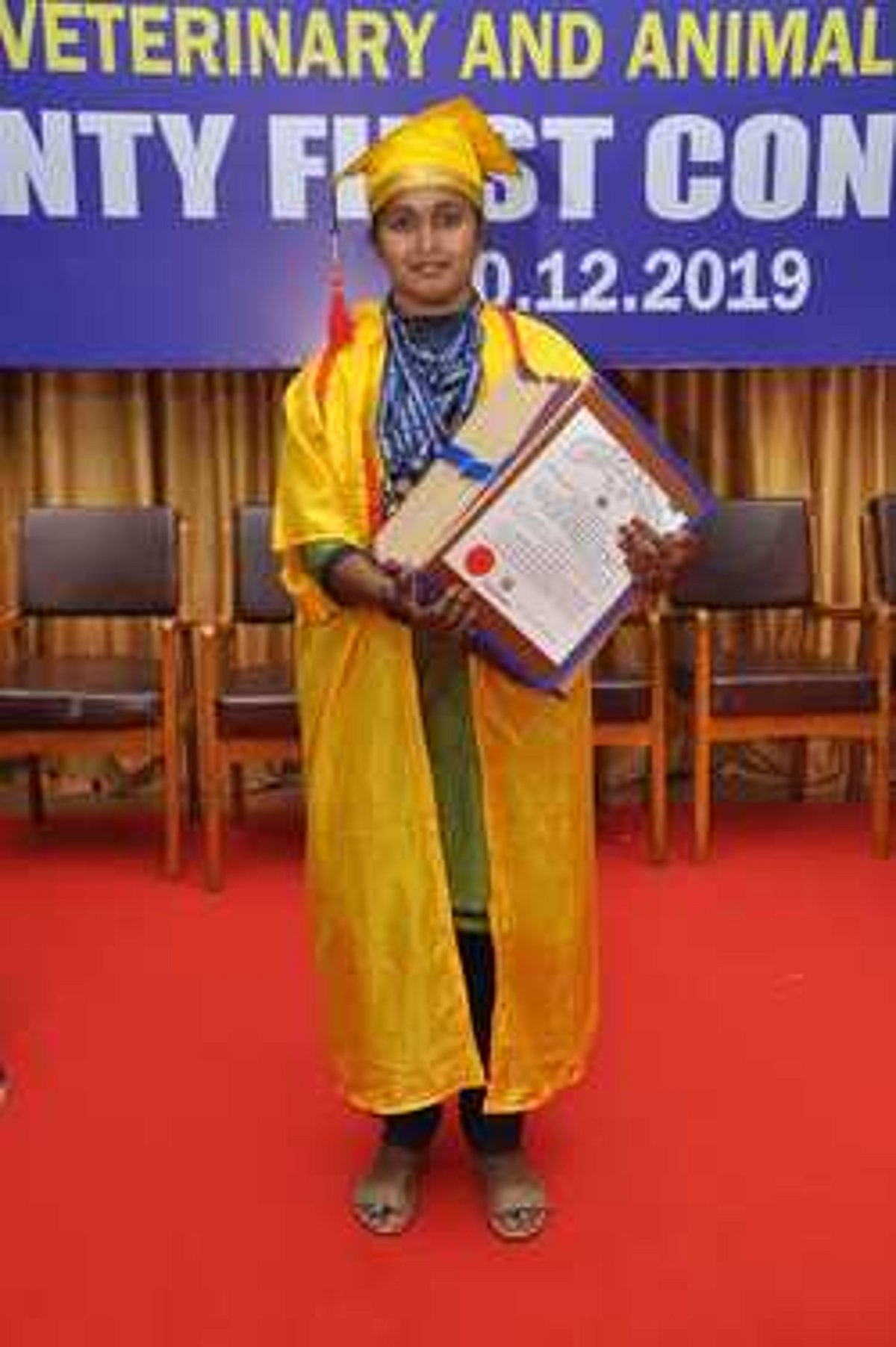 கால்நடை மருத்துவா் பட்டத்தோடு 18 பதக்கங்கள்!