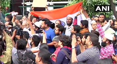 தில்லியில் போராட்டம் எதிரொலி: சில பகுதிகளில் செல்போன் சேவை நிறுத்தம்