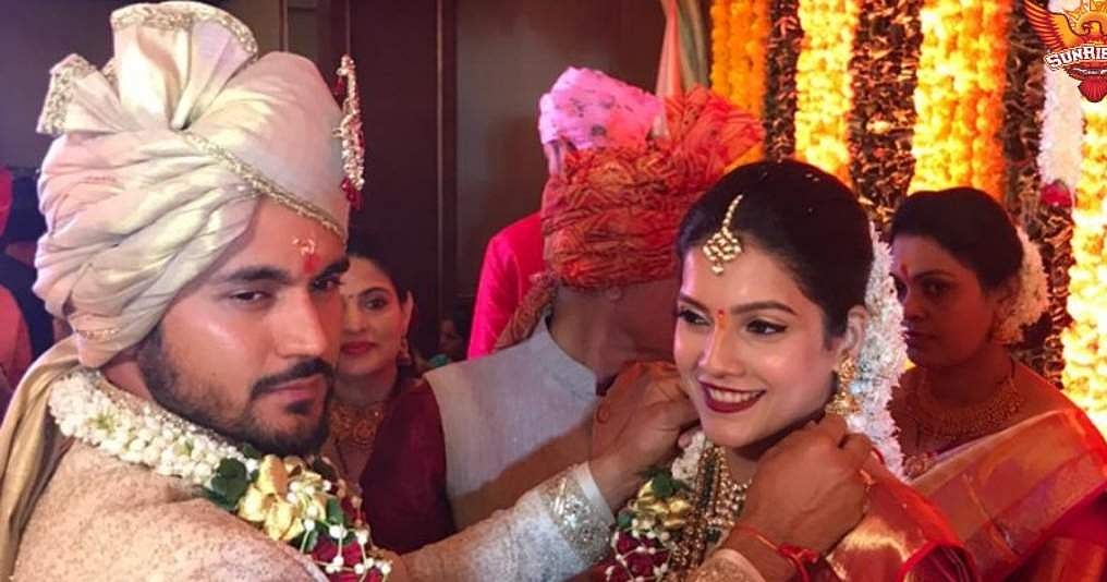 நேற்றிரவு டி20 போட்டியில் விளையாடி முடித்து, நடிகையை இன்று திருமணம் செய்த இந்திய வீரர் மணிஷ் பாண்டே! (படங்கள்)