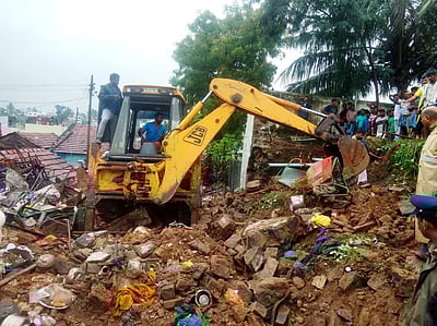 மேட்டுப்பாளையத்தில் 17 பேர் பலி: ஆட்சியர் முற்றுகை, போலீஸார் தடியடி - தொடர்ந்து பதற்றம்!