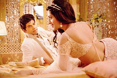 கதாநாயகியுடன் இணைந்து டூயட் பாடும் லெஜண்ட் சரவணா! (படங்கள்)