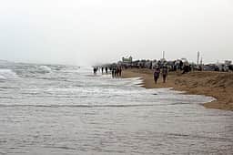 கடலில் மூழ்கி இரு இளைஞா்கள் மாயம்