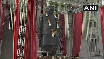 வாஜ்பாய் சிலையால் லக்னௌவில் செல்ஃபி பாயிண்டாக உருவாகியிருக்கும் லோக் பவன்