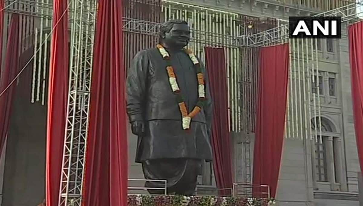 வாஜ்பாய் சிலையால் லக்னௌவில் செல்ஃபி பாயிண்டாக உருவாகியிருக்கும் லோக் பவன்